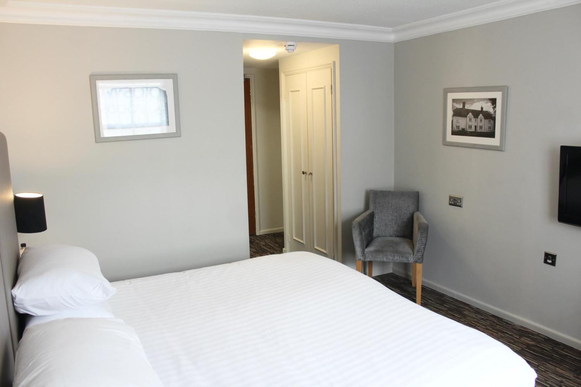 The Saracens Head Hotel Great Dunmow Bagian luar foto
