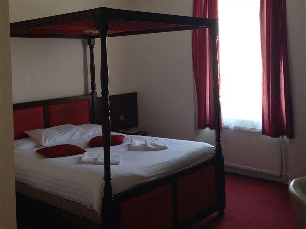 The Saracens Head Hotel Great Dunmow Bagian luar foto
