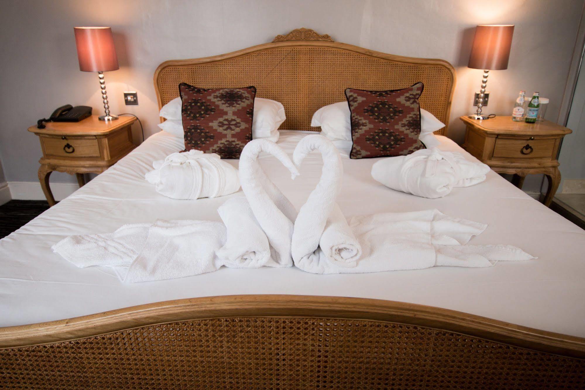 The Saracens Head Hotel Great Dunmow Bagian luar foto
